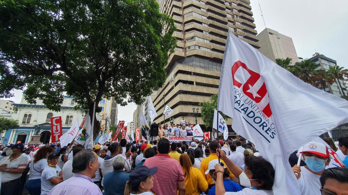 La Central Unitaria de Trabajadores (CUT) y otros gremios se plantaron en la plaza San Francisco de Guayaquil.