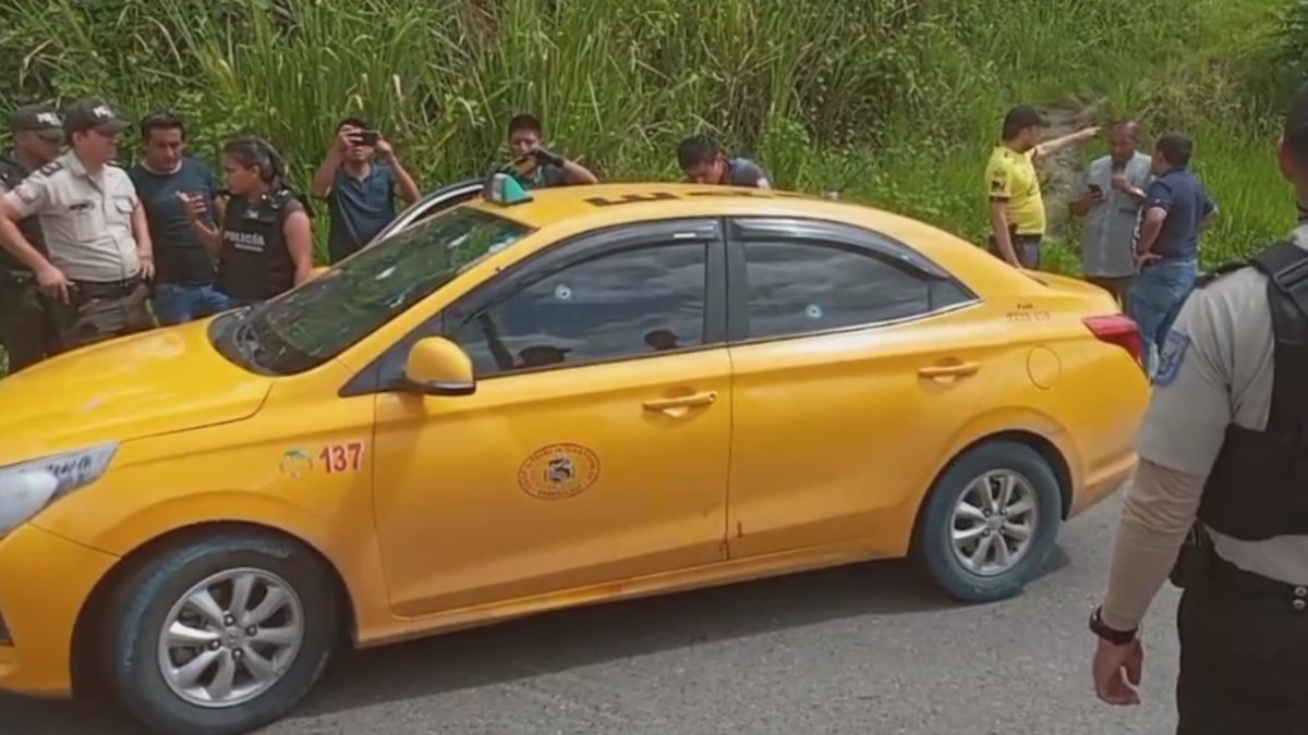 Dos balas ingresaron por el parabrisa, otra por la ventana del conductor y la última por el vidrio de la puerta trasera.