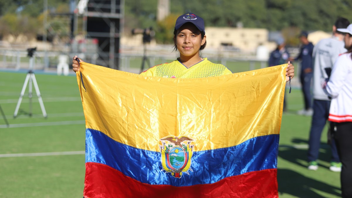 La deportista Blanca Rodrigo muestra la bandera ecuatoriana en Rosario.