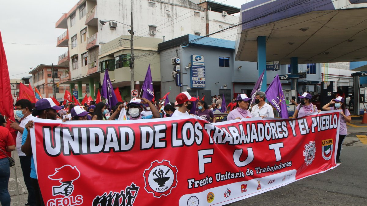 El FUT empezó su marcha en el parque Chile. Antes de llegar al parque Centenario, pararon en la Caja del Seguro del IESS.