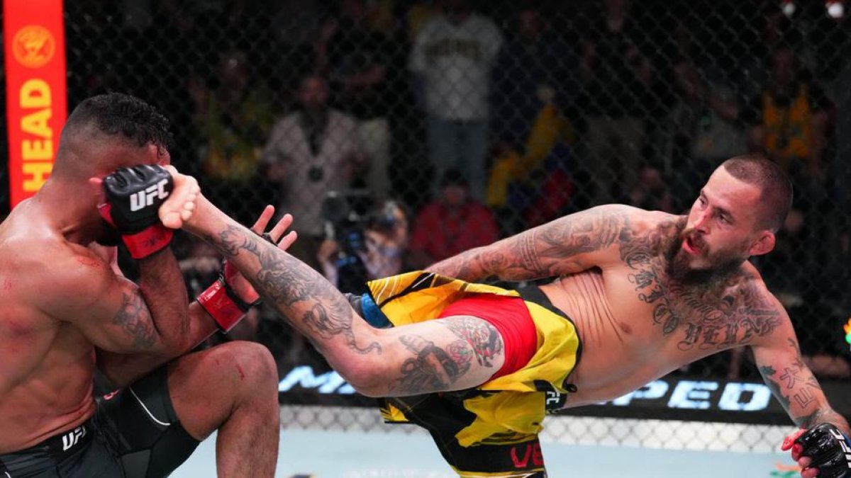 Chito Vera impacta en la cabeza a su oponente Rob Font, durante la pelea en Las Vegas.