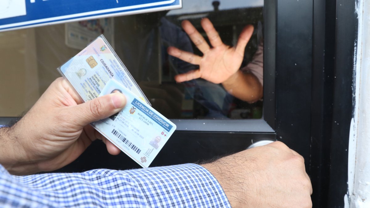 Estrategia. La Agencia  Nacional de Tránsito y el Registro Civil extendieron el uso de licencias y cédulas caducadas para transitar y realizar trámites.