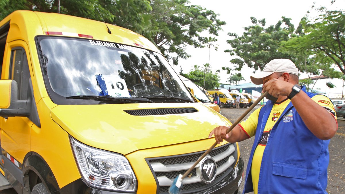 Néstor Panchana limpia la parte frontal de su expreso.