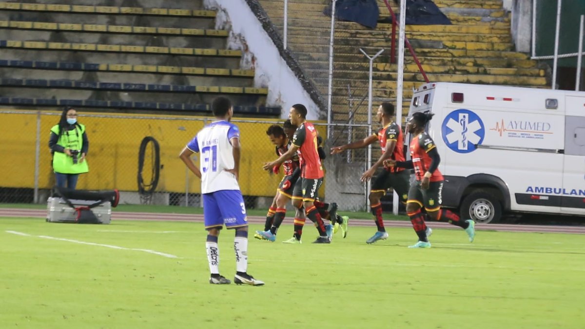 Los jugadores del Deportivo Cuenca celebran el único gol del encuentro jugado en el estadio Olímpico Atahualpa