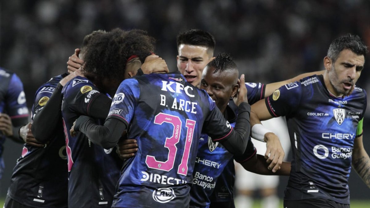 Los jugadores de Independiente del Valle celebran el gol anotado en el partido contra Liga de Quito en el estadio Banco Guayaquil
