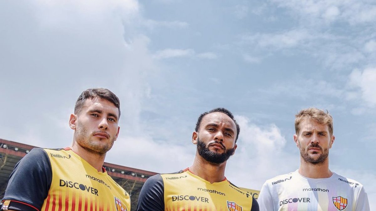 Uniforme. Martínez (i), Souza y Burrai, con las camisetas conmemorativas del Ídolo.