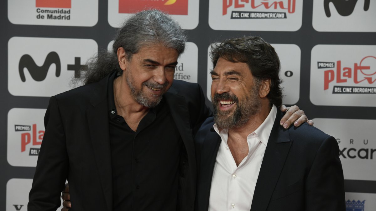 El actor Javier Bardem y el director Fernando León de Aranoa posan juntos a su llegada a la ceremonia de entrega de los Premios Platino, este domingo en el recinto IFEMA de Madrid.