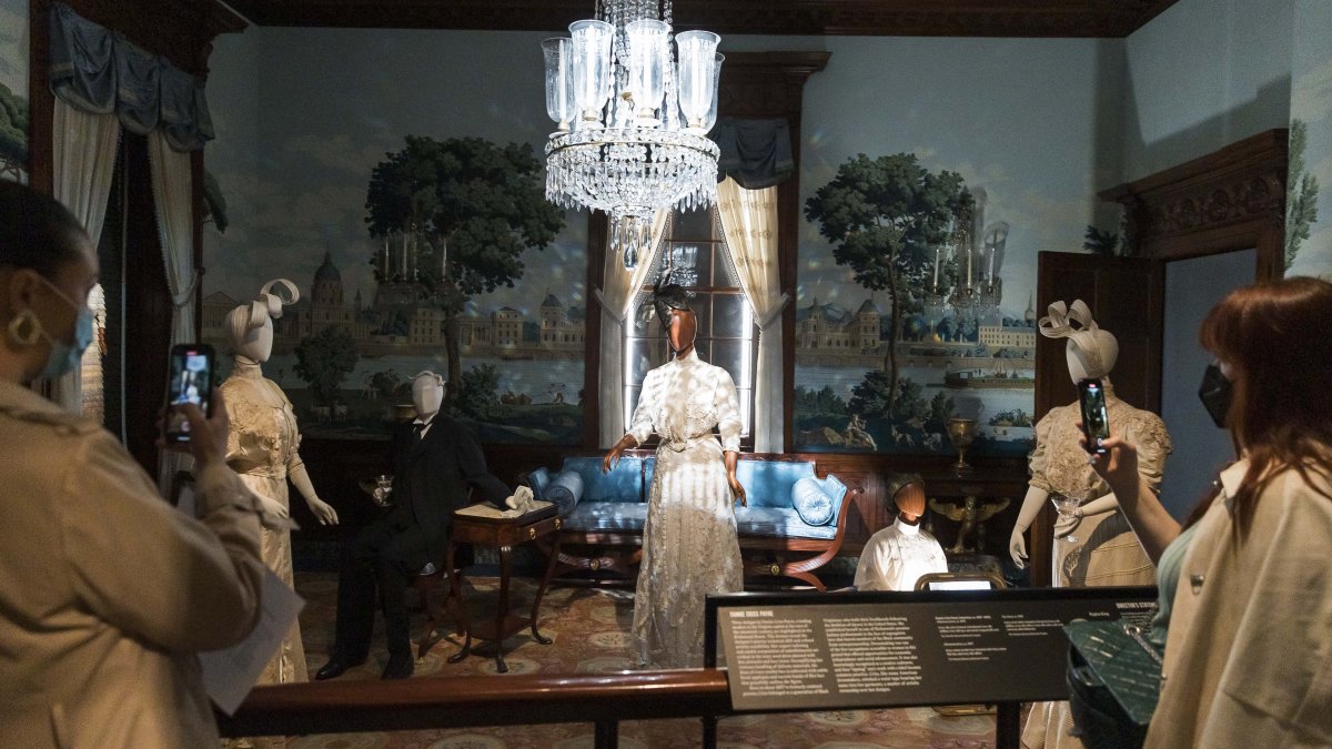 Personas observan una escena cinematográfica de Regina King, con trabajo del diseñador de moda Fannie Criss Payne, en la exposición del Museo Metropolitano de Nueva York (Met) titulada “In America: an Anthology of Fashion”, este 2 de mayo de 2022, en Nueva York.