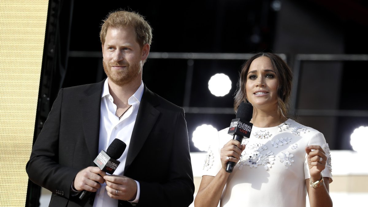 Meghan Markle (d), junto a su esposo, el príncipe Harry de Inglaterra, en una fotografía de archivo.