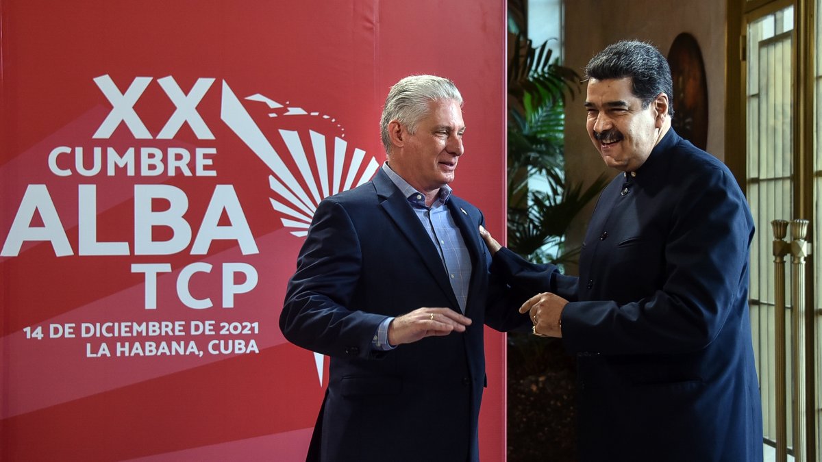 El presidente de Cuba, Miguel Díaz-Canel (i), junto a su homólogo venezolano, Nicolás Maduro, en una fotografía de archivo.