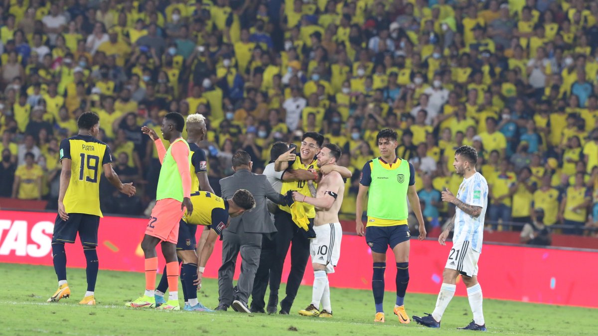 Un hincha se metió a la cancha para tomarse una fotografía con Lionel Messi. Ya llegó la sanción de la FIFA por los problemas de seguridad