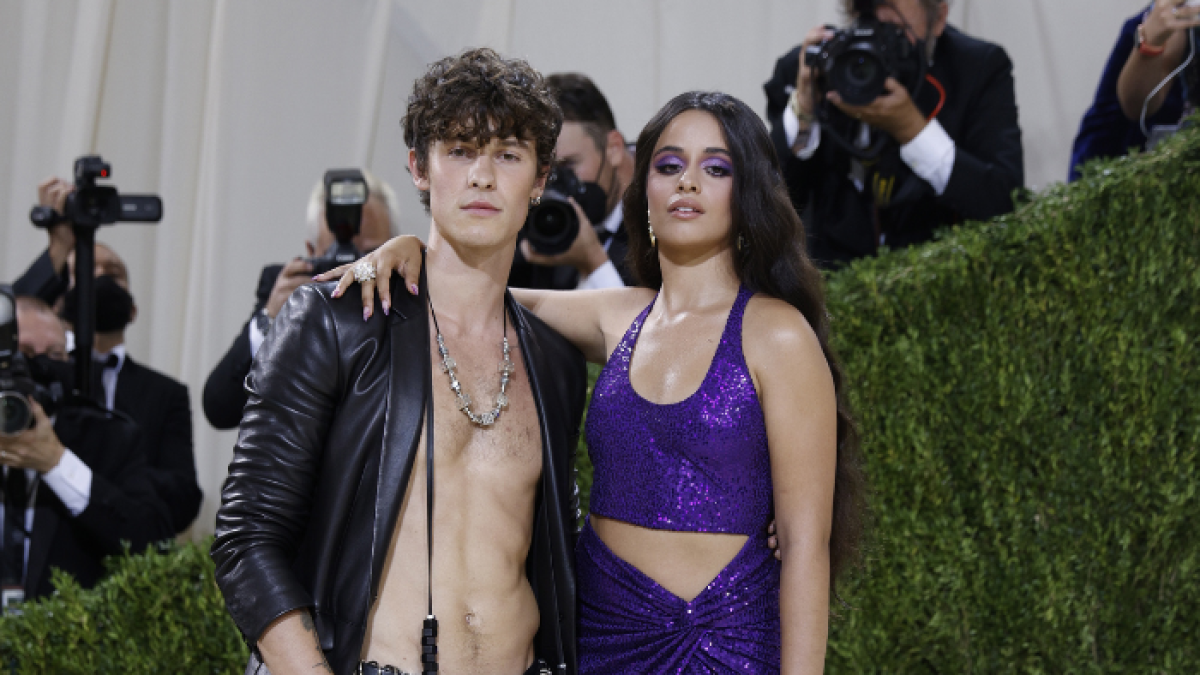 Fotografía de archivo, tomada el pasado 13 de septiembre, en la que se registró a los cantantes Shawn Mendes y Camila Cabello al posar en la alfombra roja del Met Gala 2021, en Nueva York (NY, EE.UU.).