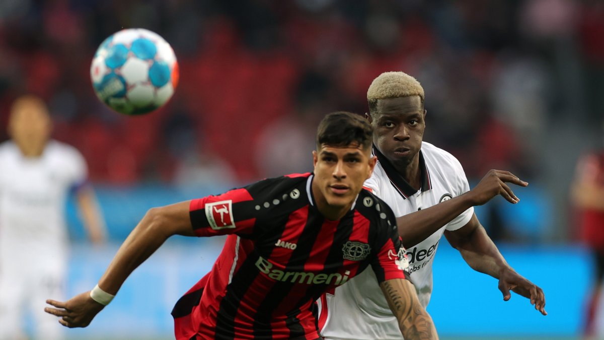 Piero Hincapié, defensor tricolor, ingresó al minuto 46 en la caída (2-3) de su equipo, Bayer Leverkusen ante el Mainz.