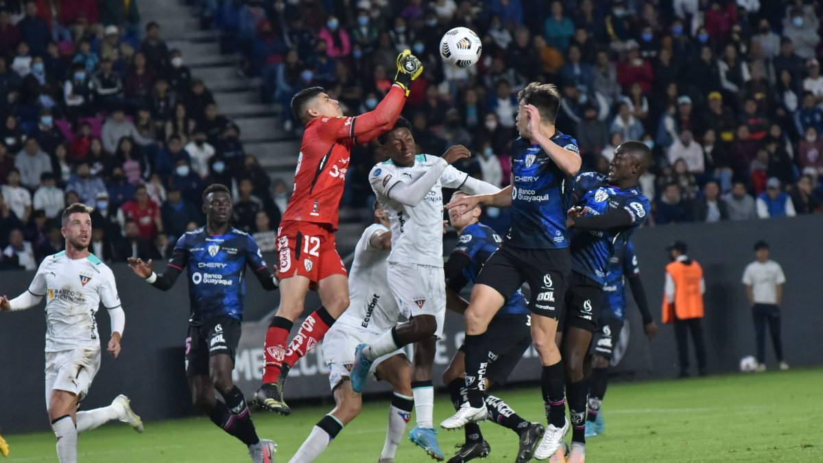 Los jugadores de Independiente del Valle festejan el gol anotado a Liga de Quito, la noche del domingo en el estadio Banco Guayaquil, en un duelo clave por la etapa.