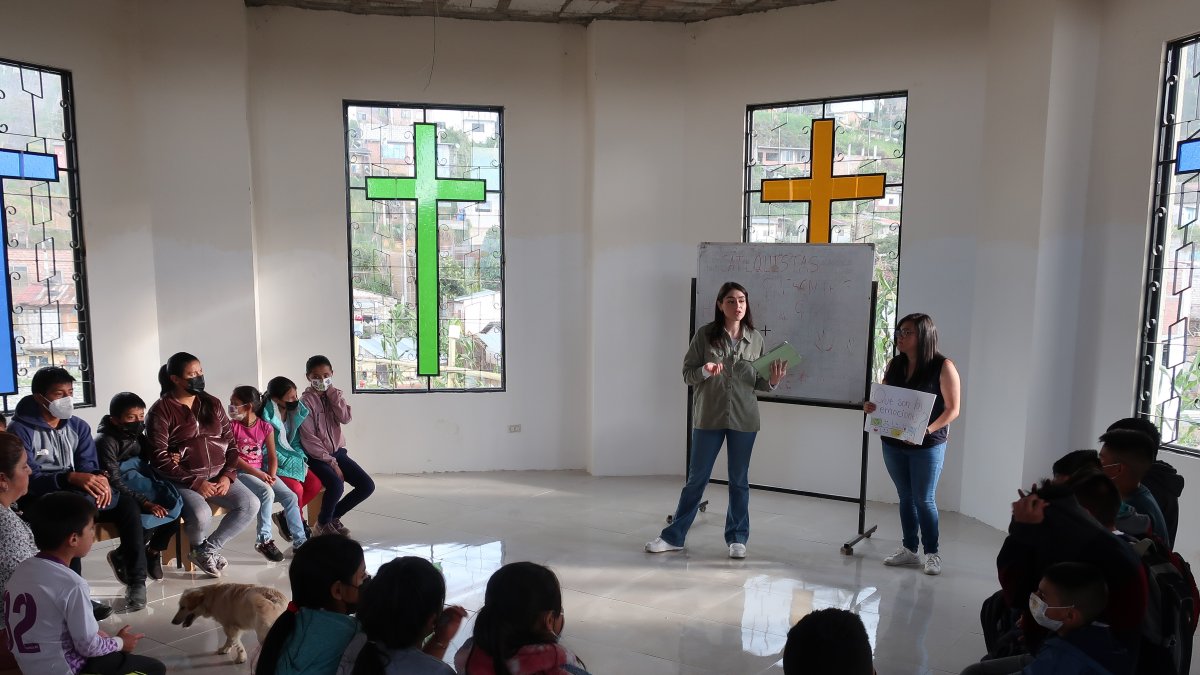 Niños participan en un taller sobre control de emociones y cultura de paz, el 5 de abril de 2022 en una iglesia del barrio Tierras Coloradas en Loja (Ecuador).