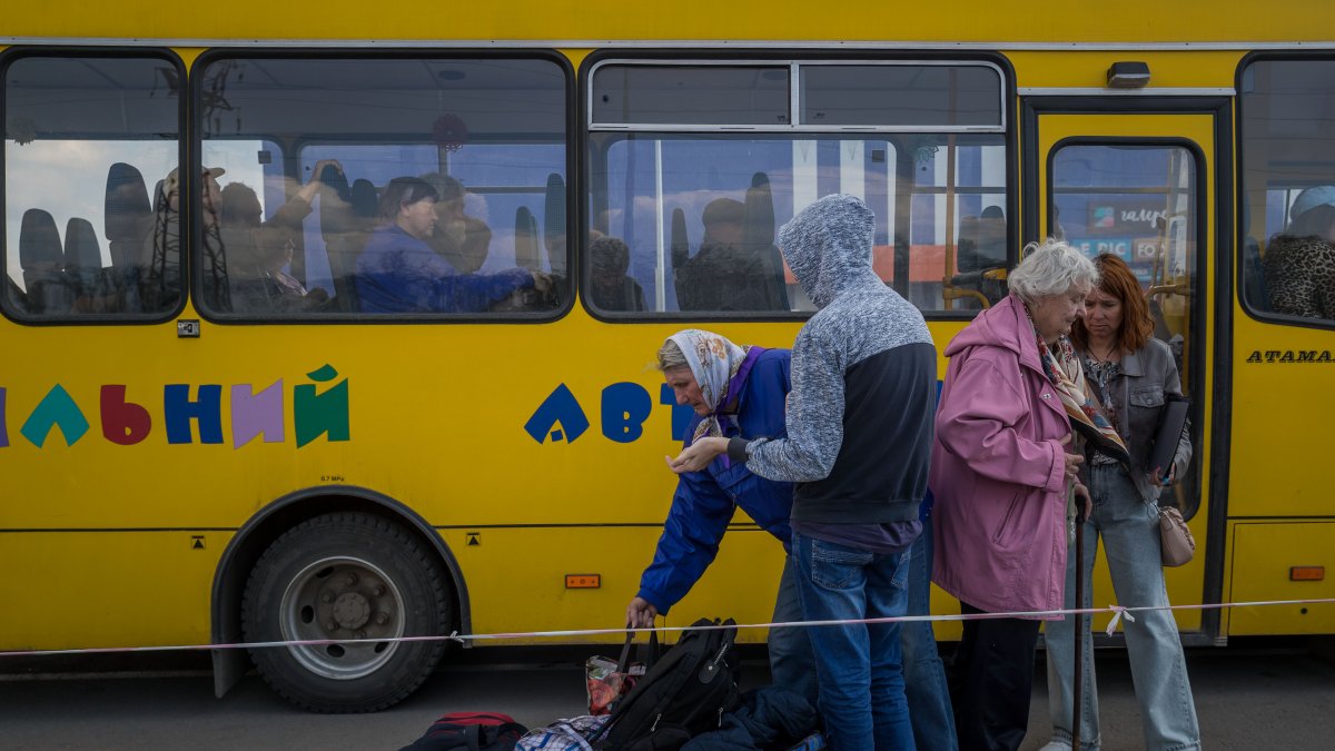 Rusia busca afianzar el control en el sur de Ucrania mientras siguen las evacuaciones