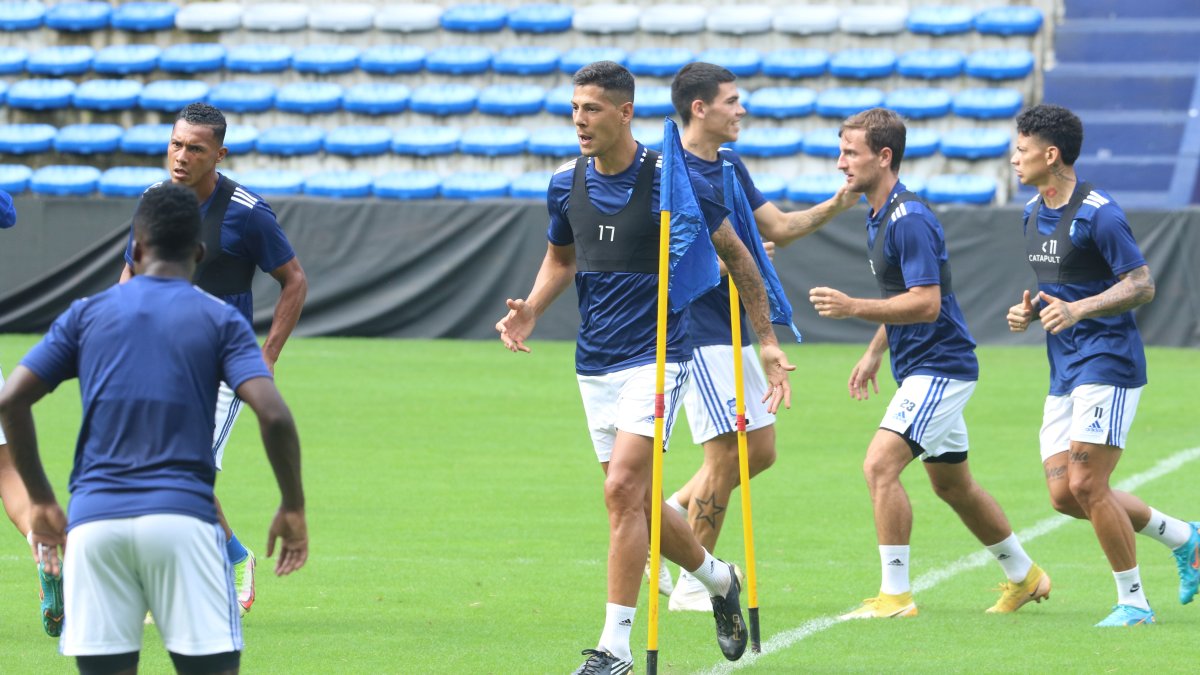 Mauro Quiroga (c), delantero de Emelec, está en condiciones de reaparecer ante los venezolanos.