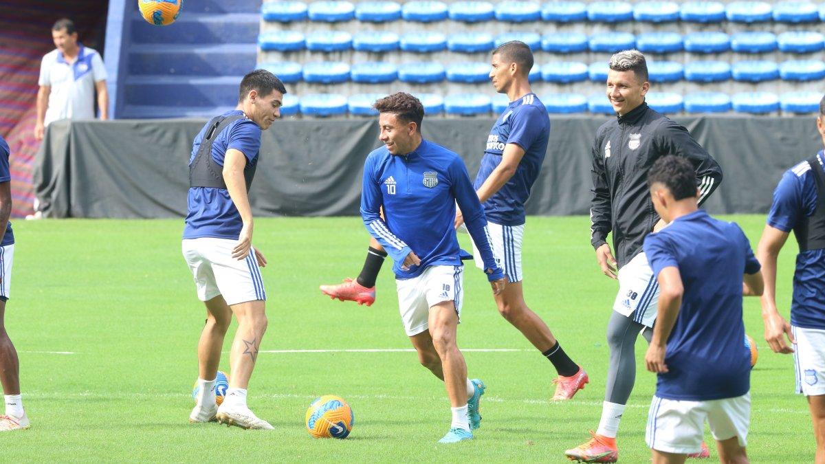Aunque todavía no define totalmente su futuro, Rojas se entrena con normalidad con Emelec.