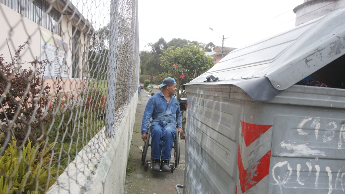 Obstáculo. En las calles de Quito, algunos depósitos de basura dejan sin espacio al ciudadano.