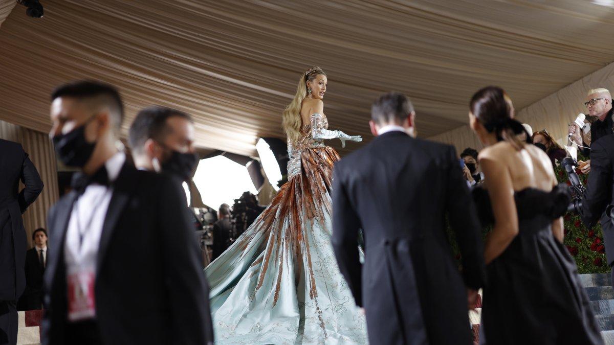 Blake Lively on the red carpet for the 2022 Met Gala, the annual benefit for the Metropolitan Museum of Art's Costume Institute, in New York, New York, USA, 02 May 2022. The event coincides with the Met Costume Institute's 'In America: An Anthology of Fashion' which opens 05 May 2022 concludes 05 September 2022. (Moda, Abierto, Estados Unidos, Nueva York) EFE/EPA/JUSTIN LANE