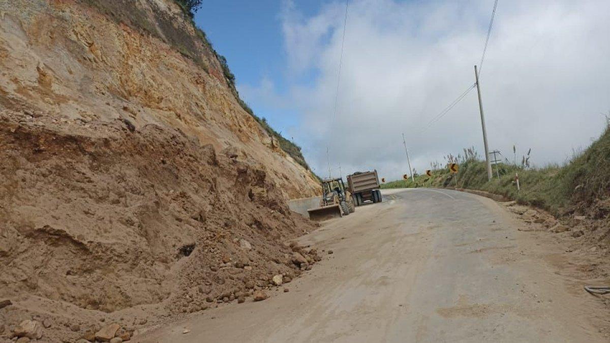 Trabajos. Maquinaria pesada en la vía Riobamba-Cuenca.