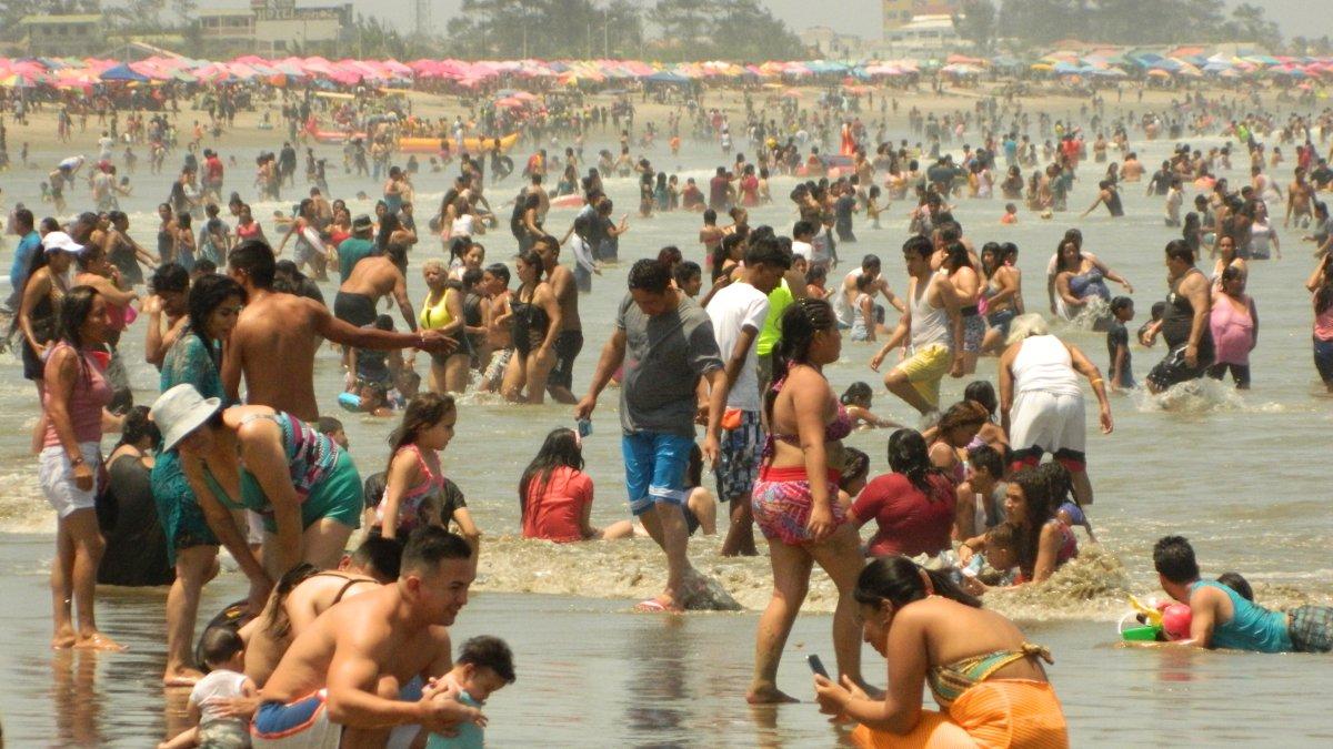 Sitio. Los turistas llegan hasta la playa para disfrutar del mar y su gastronomía durante los días de descanso.