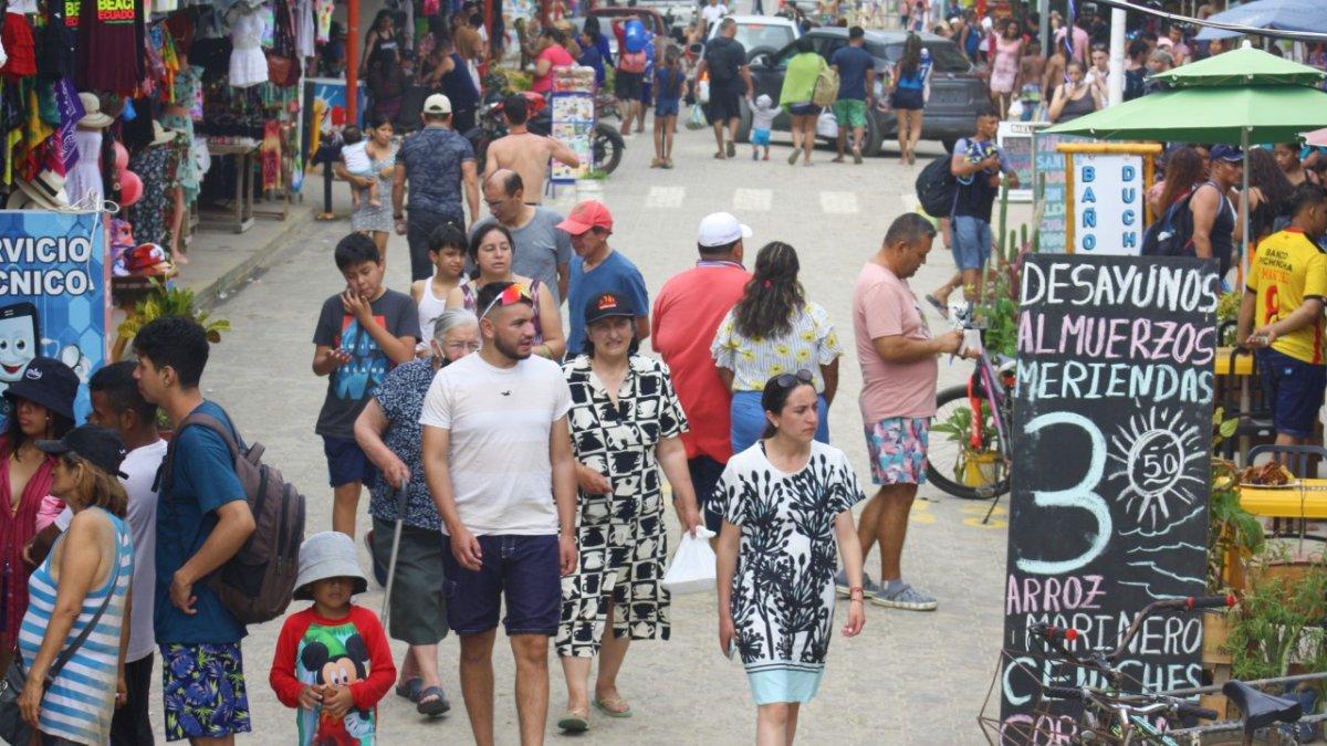Ecuador vivió el primer feriado sin mascarilla. Balneario de la provincia de Santa Elena.