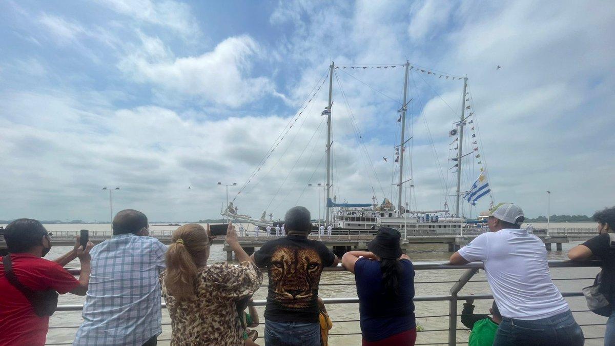 El primer punto donde decenas de personas esperaban con ansias la llegada de las embarcaciones era el puente basculante de la isla Santay.