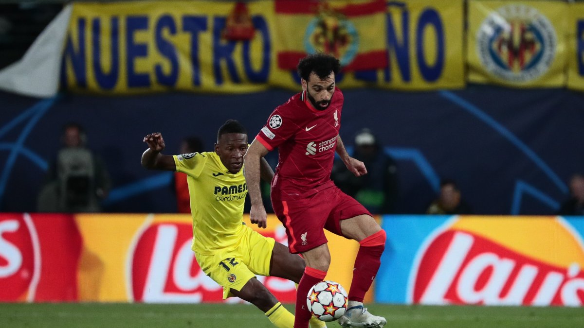 El delantero del Liverpool Mohamed Salah (derecha) juega un balón ante Pervis Estupiñán, del Villarreal.