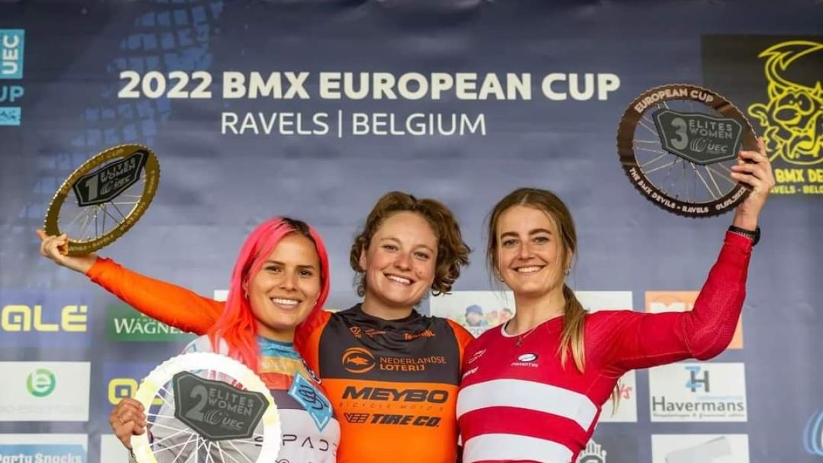 La deportista cuencana Domémnica Azuero (i) en el segundo lugar de la válida belga.