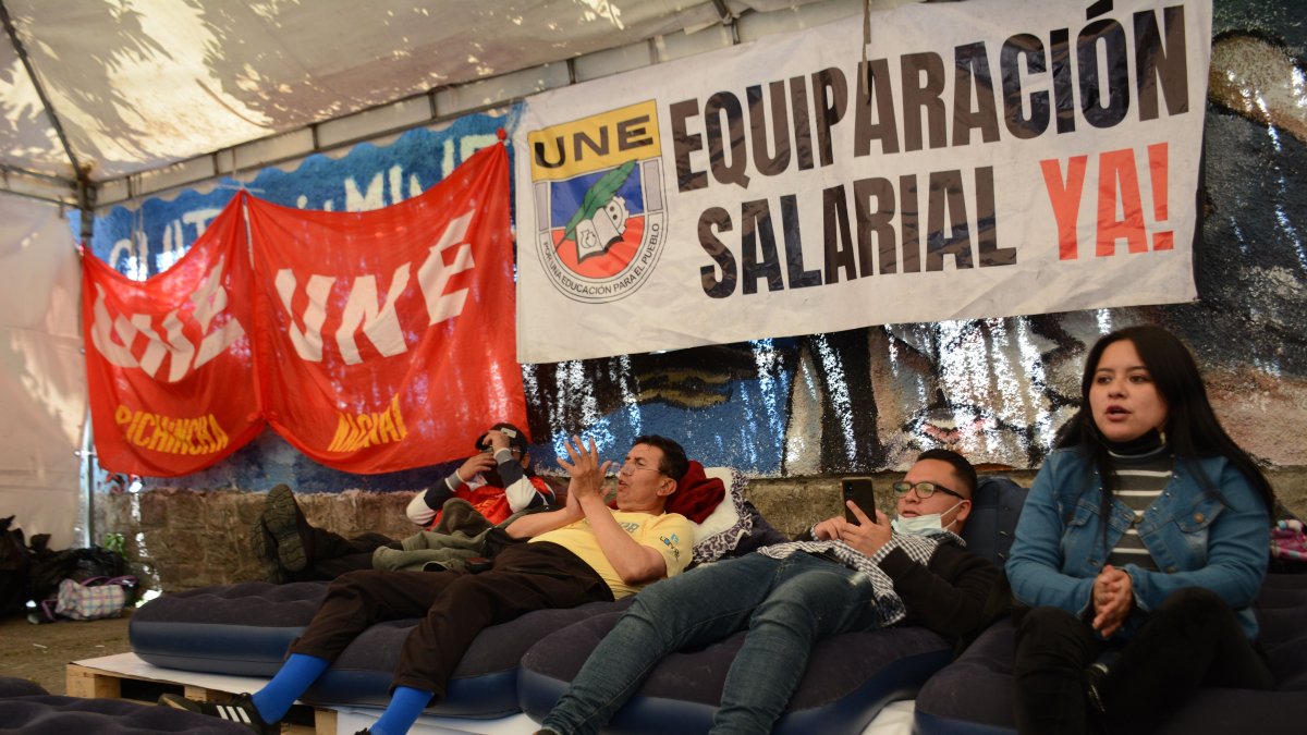 Los docentes acampan afuera de la Corte Constitucional con colchones inflables, carpas y banderas.