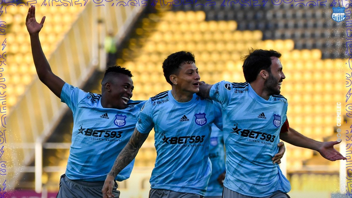 Con el triunfo parcial de Emelec sobre Deportivo Táchira por 2-1, ambos equipos se fueron al descanso.