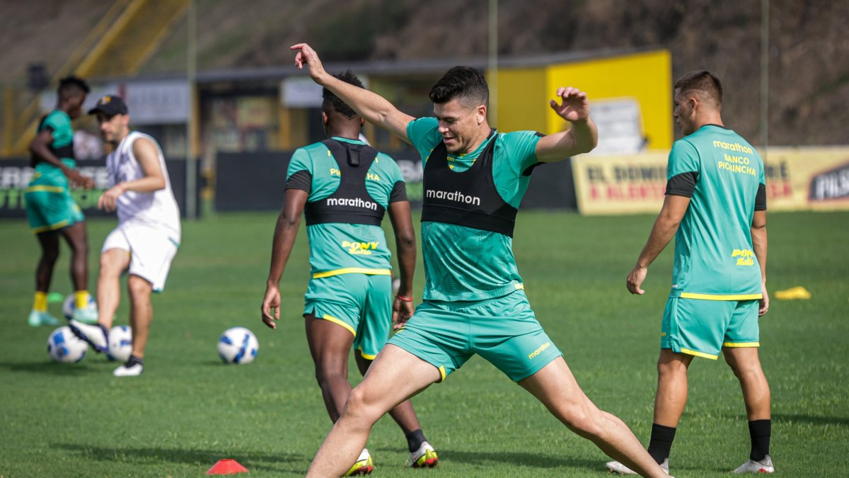 Carlos Rodríguez, defensa de Barcelona, será titular frente a los argentinos.