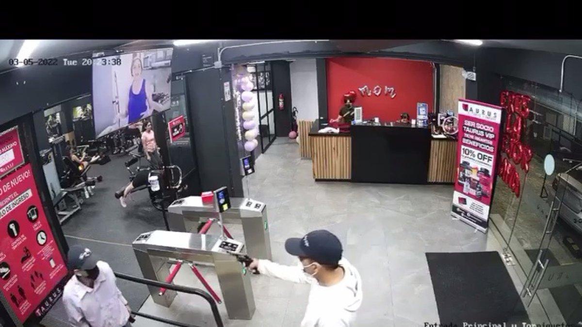 Se llevaron los celulares de los clientes y del personal que  labora en el establecimiento. El atraco quedó registrado en cámaras de seguridad.