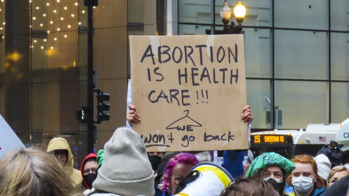 Personas se reúnen para protestar en favor del derecho al aborto en Chicago, Illinois, el 3 mayo 2022.