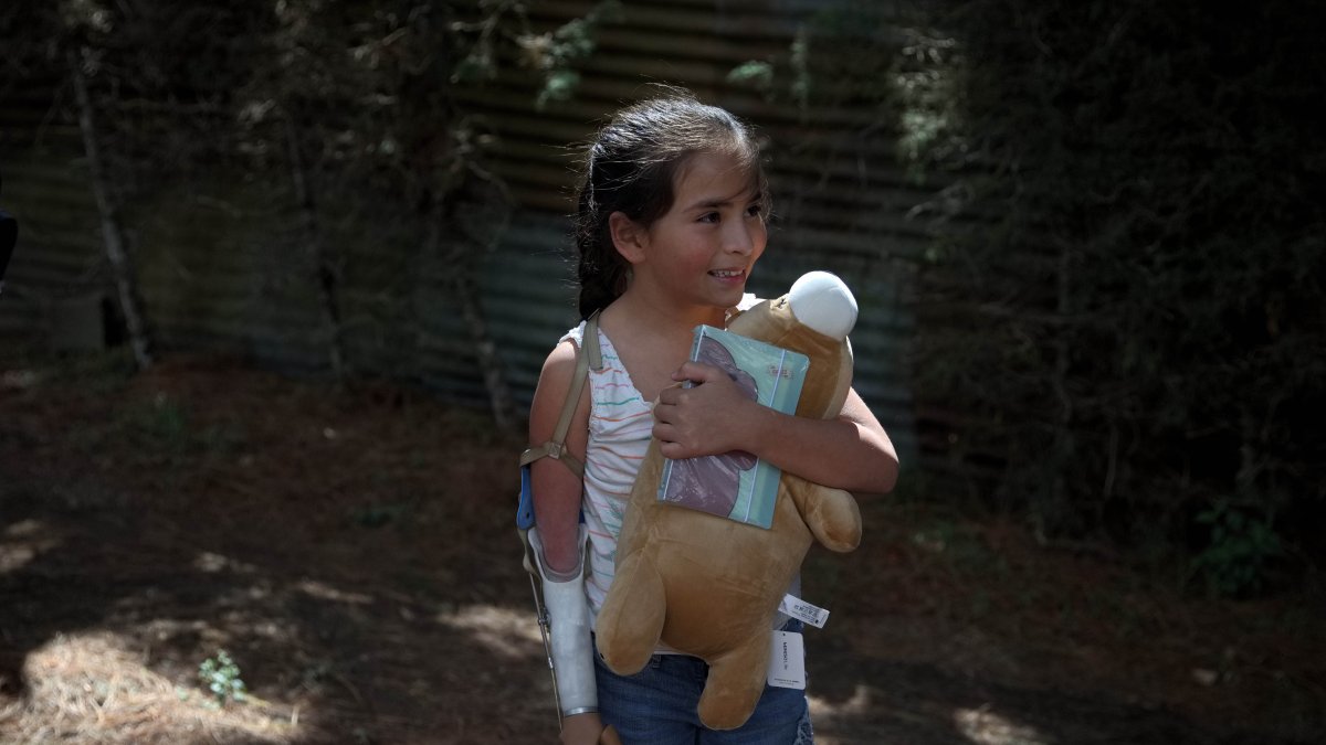 Cárol, de 8 años y paciente beneficiada por el programa de rehabilitación de la asociación Rang of Motion Project (ROMP), realiza terapia con sus prótesis, el 27 de abril de 2022, en Ciudad de Guatemala (Guatemala).