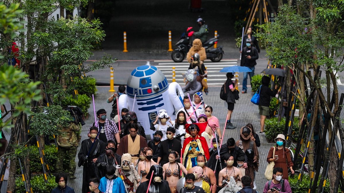 Los fanáticos de Star Wars y Doctor Strange desfilan en la calle durante la celebración del día de Star Wars en Taipei, Taiwán, el 4 de mayo de 2022.