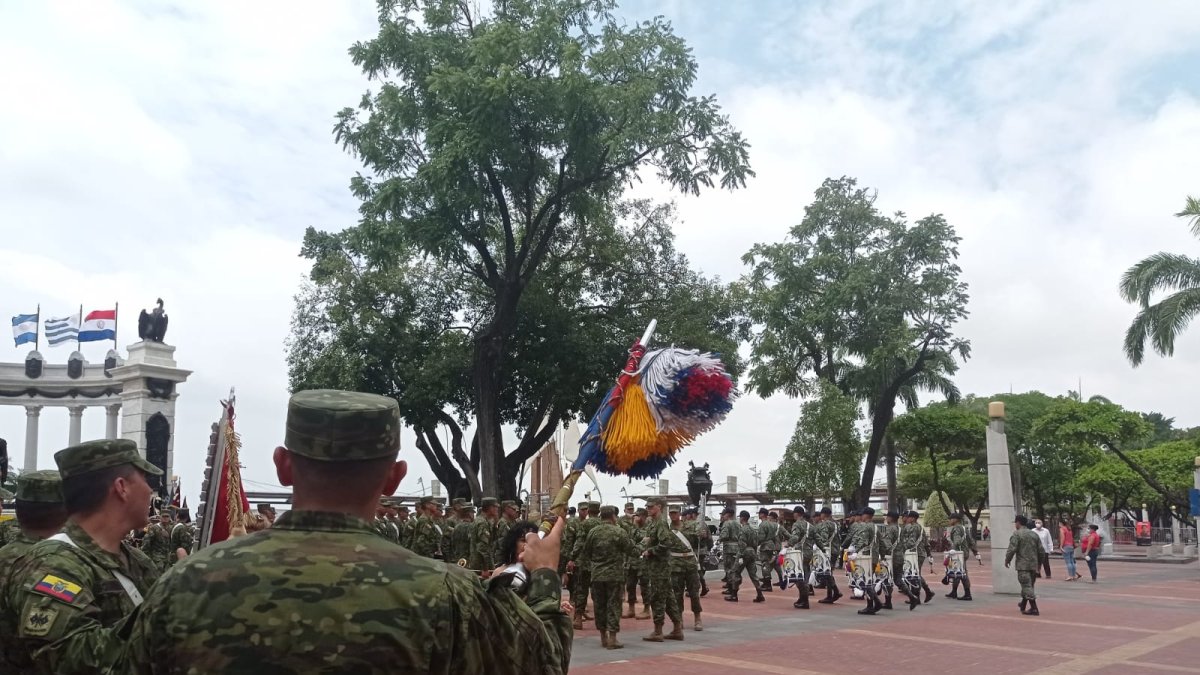 Un grupo de militares ejecutó actos cívicos en el malecón 2000.