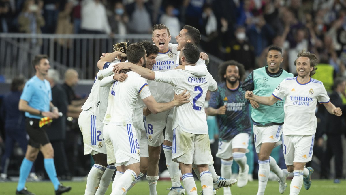 Los jugadores del Real Madrid celebran la victoria ante el Manchester City, al término del partido de semifinales de la Liga de Campeones.