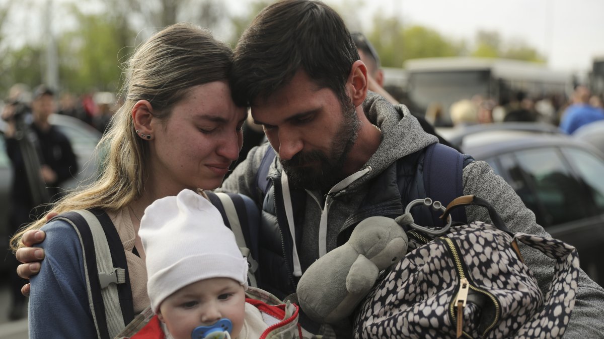 Los primeros civiles evacuados de la acería de Azovstal, en Mariúpol (Ucrania).