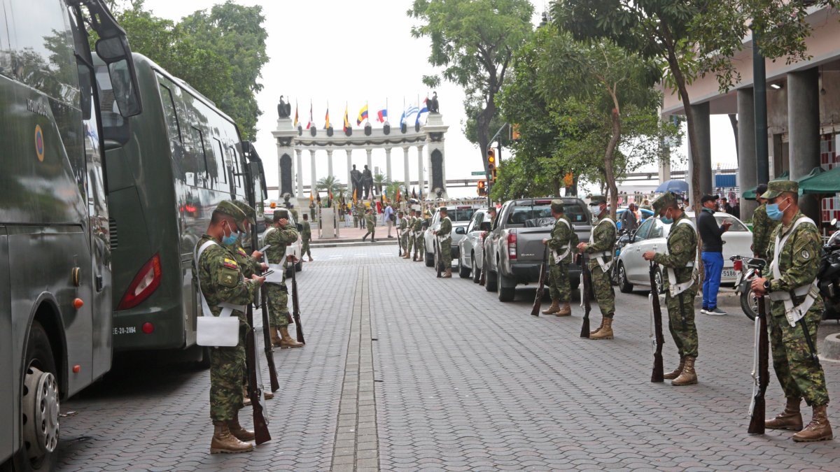 Preparativos. Militares participaron hasta después del mediodía en sus ensayos de la Batalla del Pichincha.