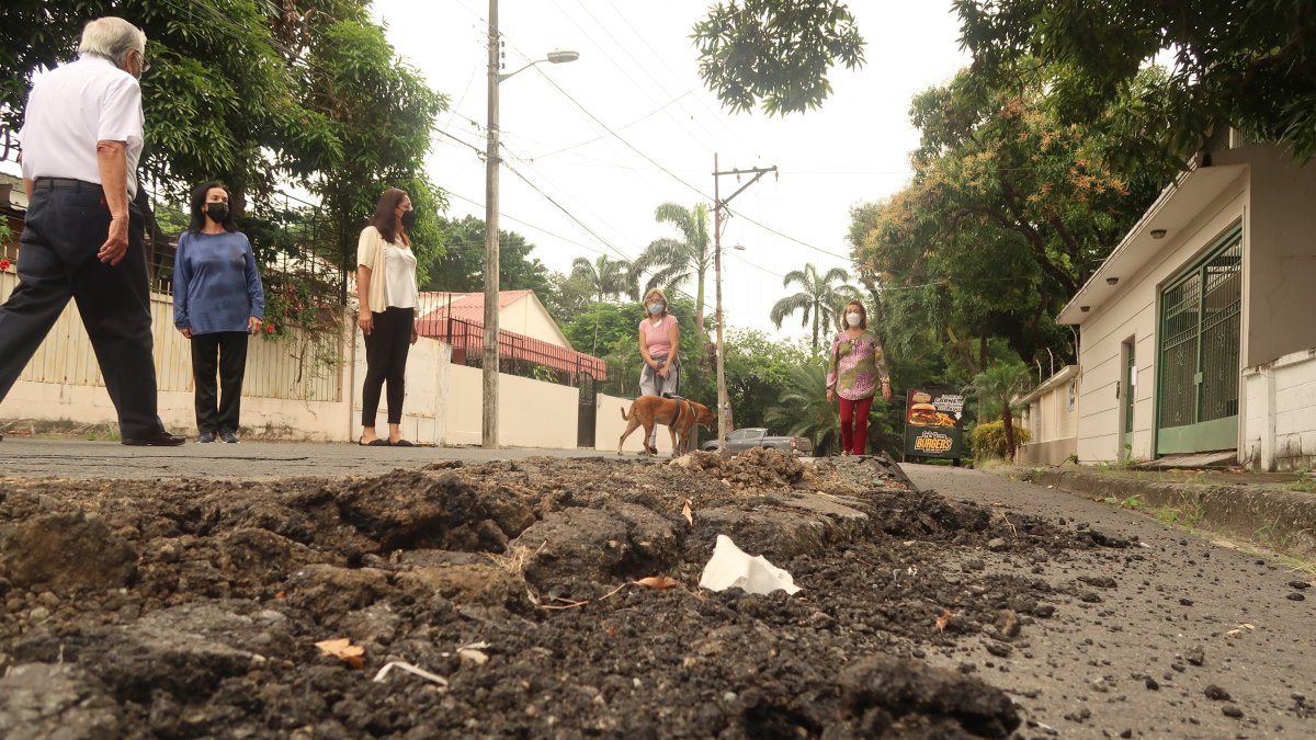 Daños. Un desgaste de la calzada se registra en la Carlos Feraud y Otto Quintero. En el vecindario esperan una regeneración total de la ciudadela.