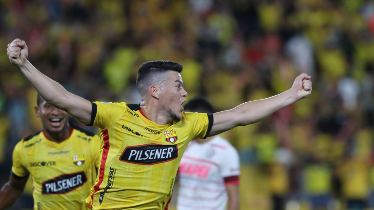 Paco Rodríguez celebra el gol de Barcelona en la primera mitad del cotejo que disputa con Lanús.