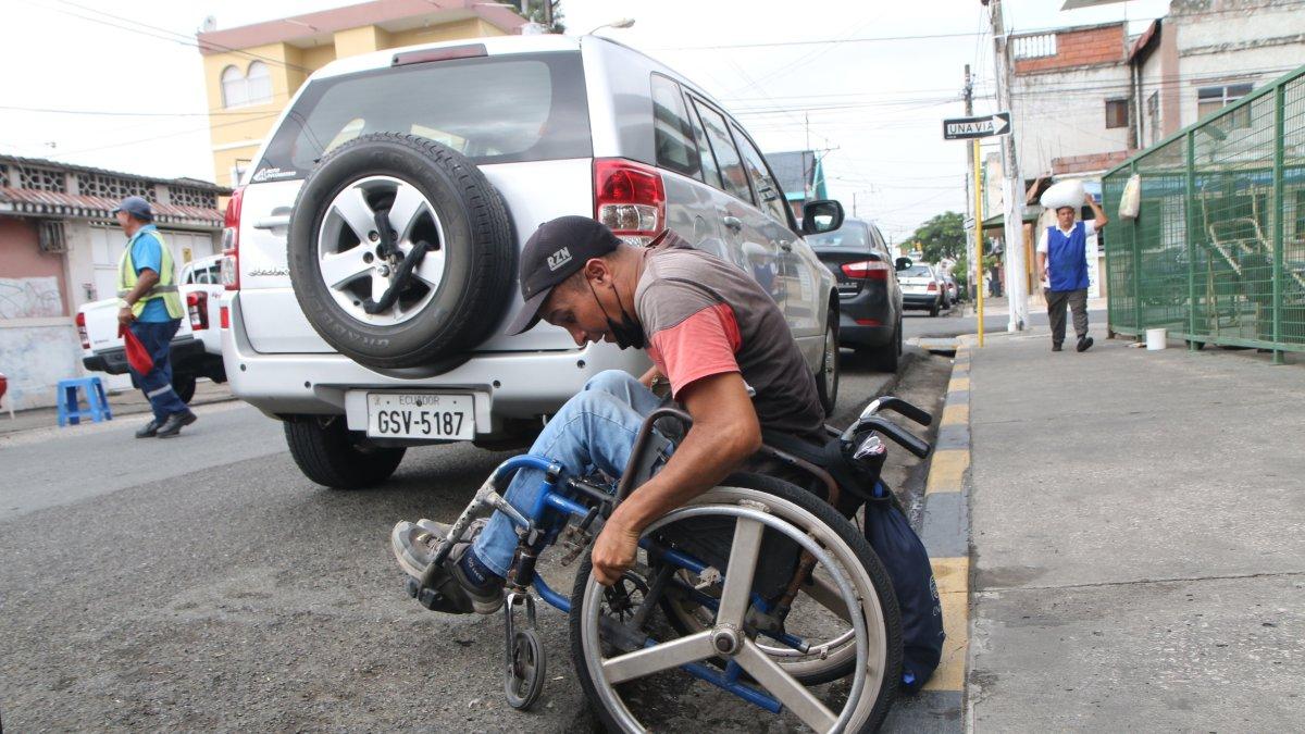 Esta es la realidad de las aceras en Guayaquil. La foto habla por sí misma.