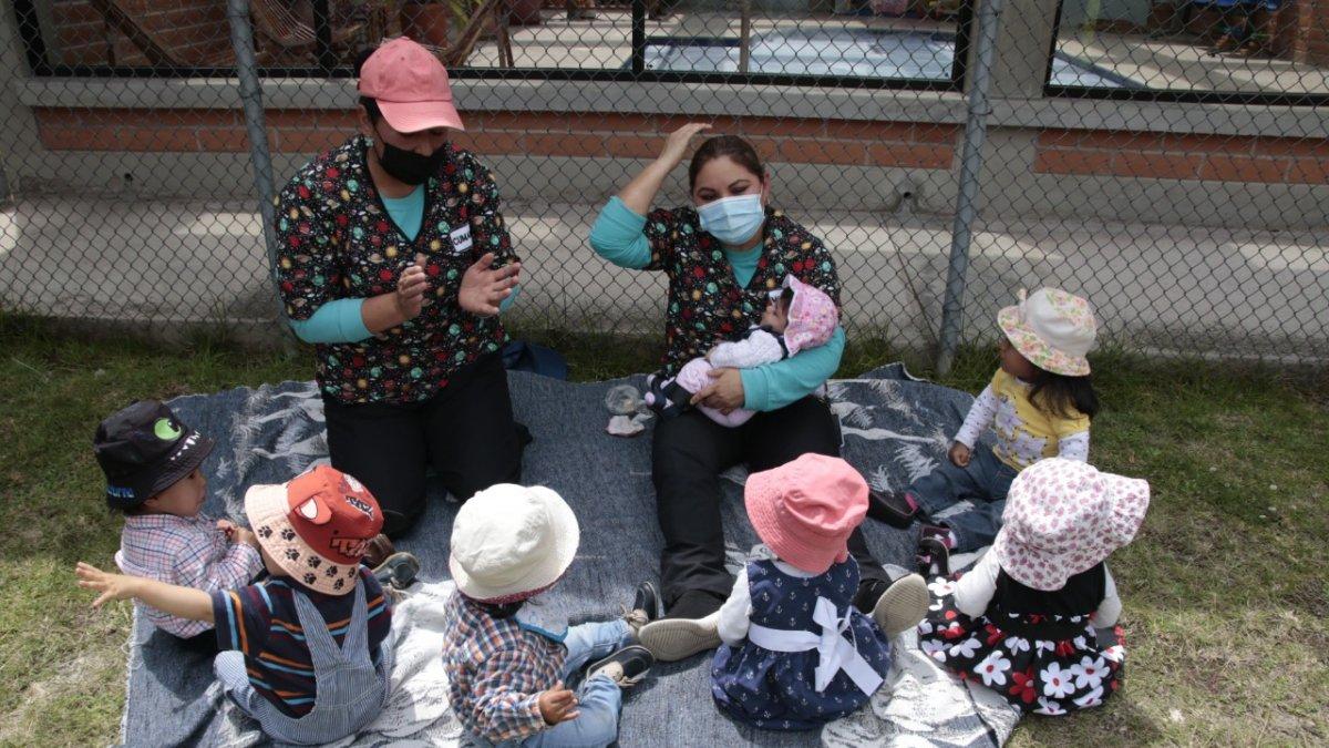 Fundación. Las tías Cumandá Ortega (derecha) y Marisol Guerra (izquierda) cuidan con amor de los niños mientras ellos esperan la adopción o restitución a sus familias biológicas.