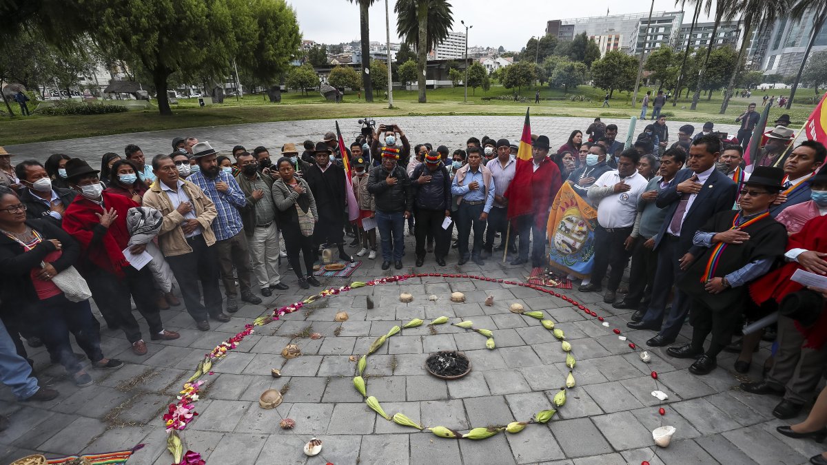 Miembros de comunidades indígenas participan en un ritual a modo de protesta hoy frente al Parlamento en Quito