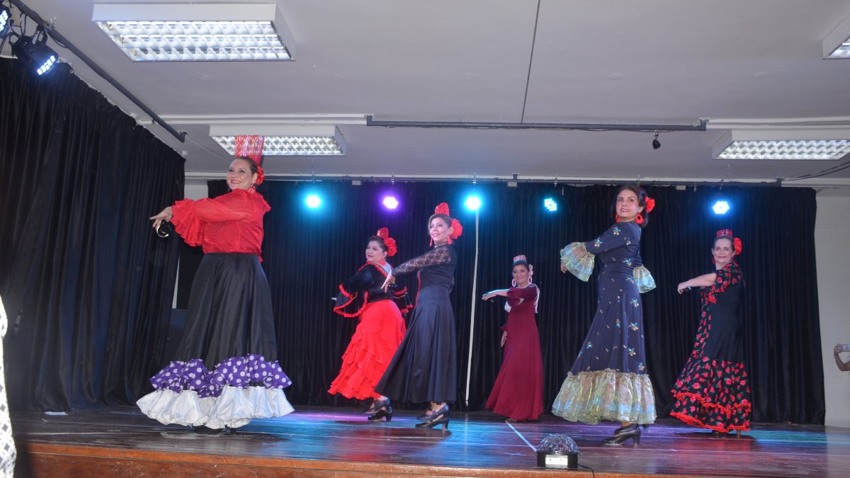 Ana María cantó y bailó la canción 