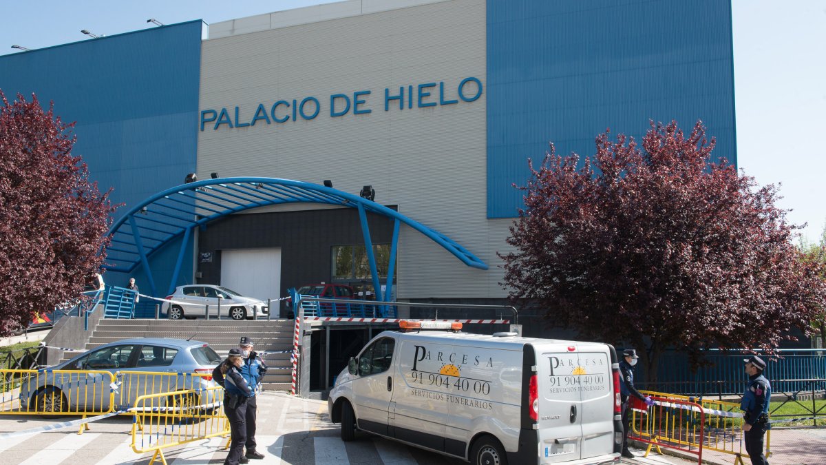 Llegada de un furgón funerario durante el segundo día de funcionamiento como morgue del Palacio de Hielo en marzo de 2020