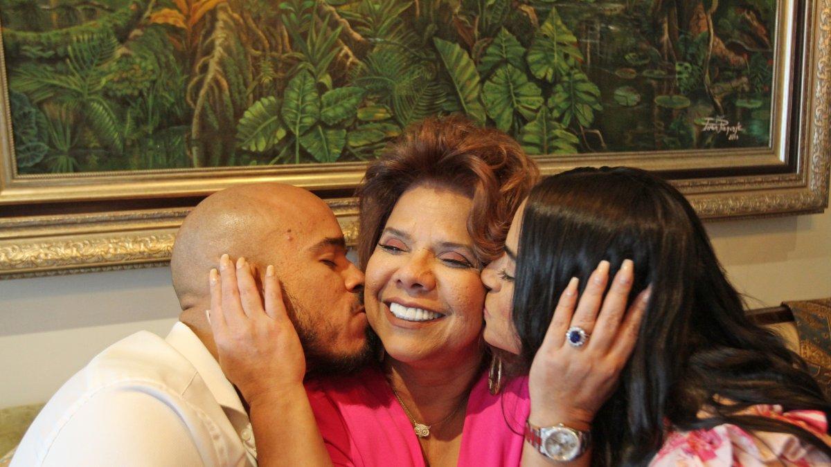 María Isabel Salvatierra junto a sus hijos Felipe y María Belén.