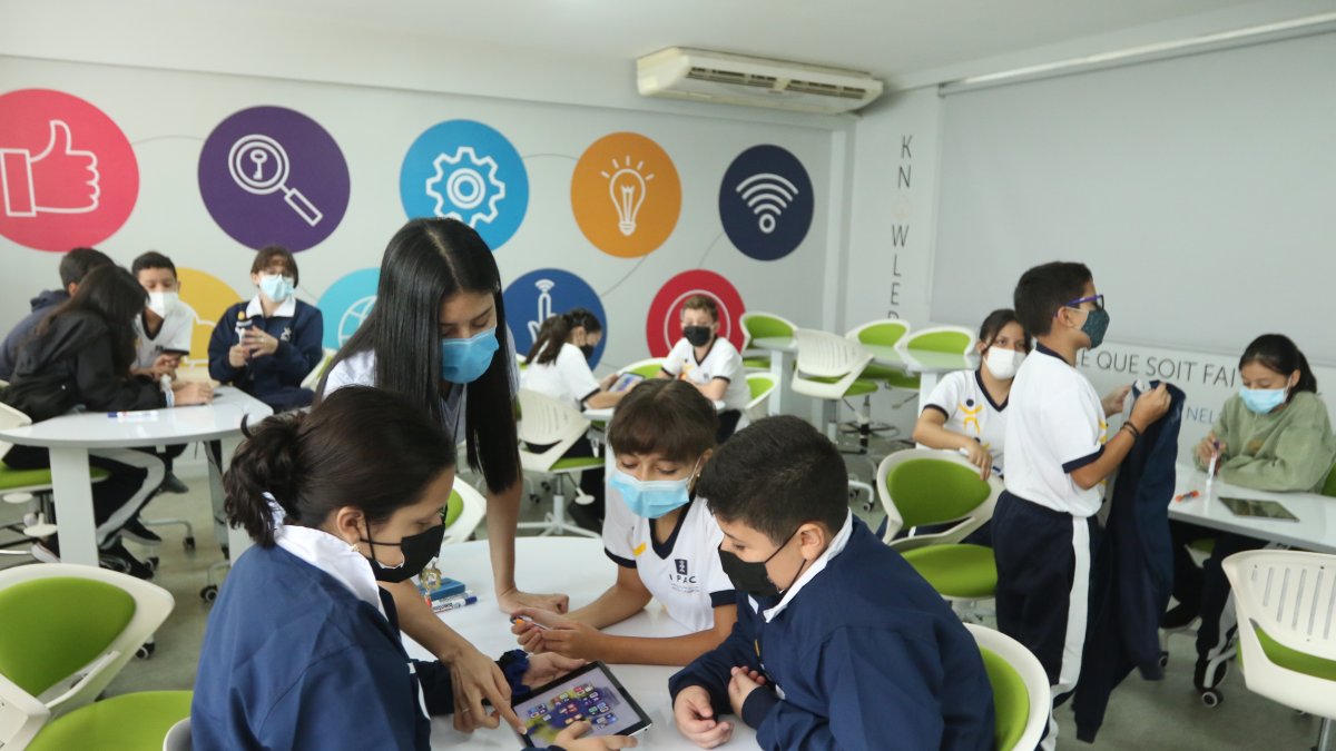 En las aulas de clase Millennium, los estudiantes del Instituto Particular Abdón Calderón utilizan las tabletas para potenciar sus habilidades pedagógicas, junto a sus maestros.